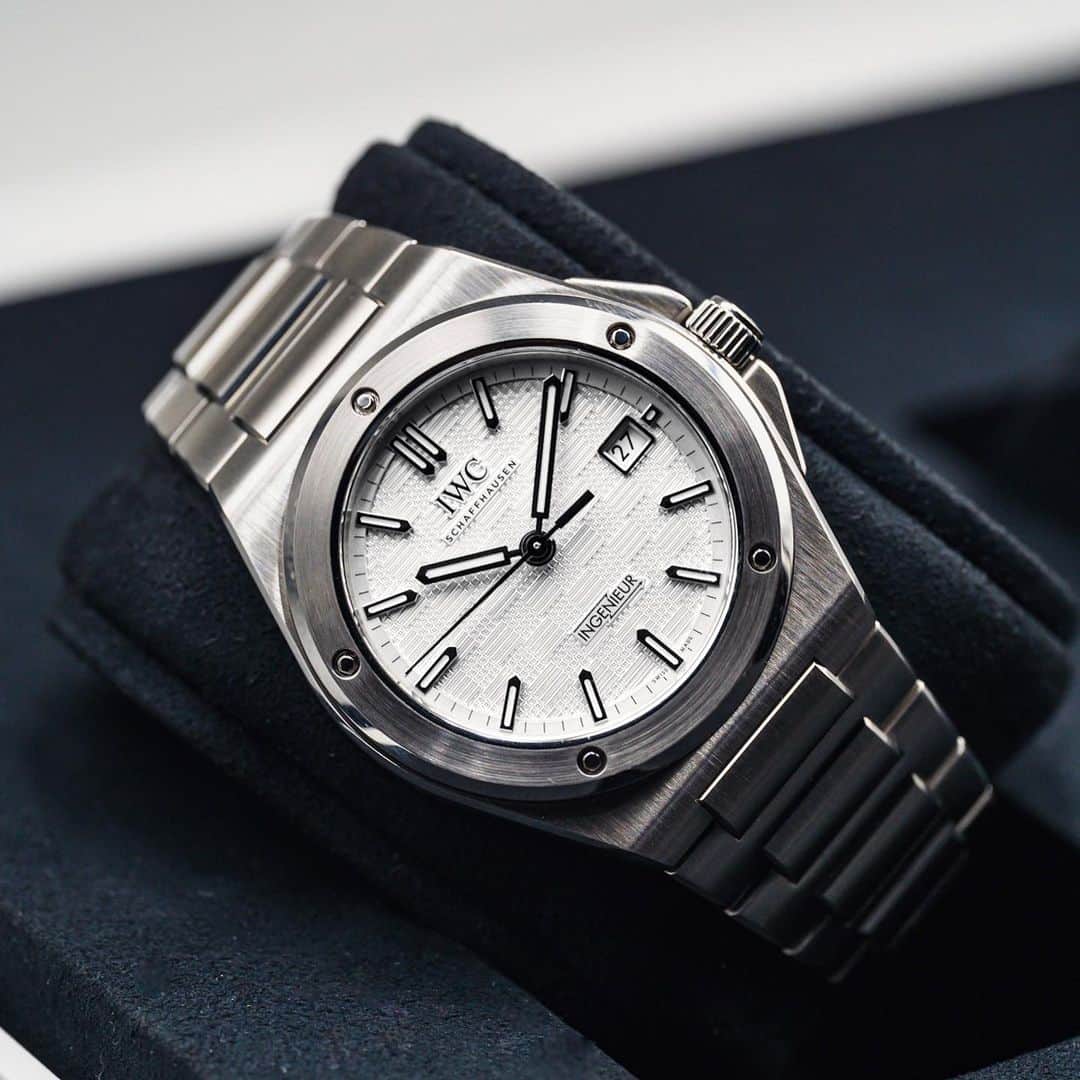 Daily Watchさんのインスタグラム写真 - (Daily WatchInstagram)「@iwcwatches has put the spotlights on their Ingenieur series. The all-new Ingenieur Automatic 40 is designed as close as possible to the original Gerald Genta design of 1976, and comes in steel with 3 dial colours and in titanium. Shown here is the silver-plated dial version. A great piece that will definitely put the Ingenieur legacy back in the spotlight again #iwcwatches #iwcingenieur #watchesandwonders2023」4月4日 15時47分 - dailywatch