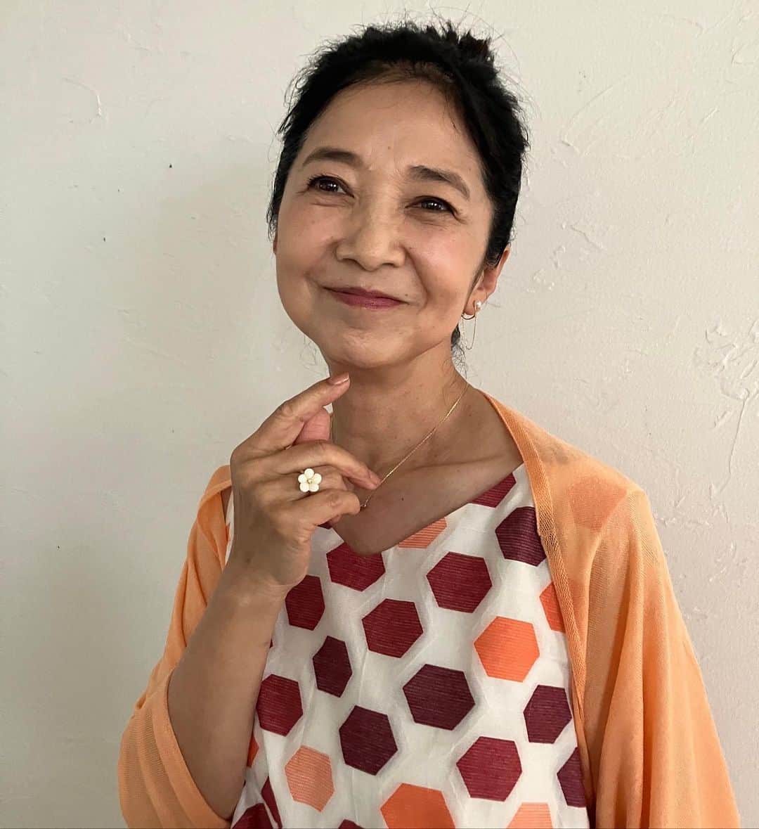 宮崎美子さんのインスタグラム写真 - (宮崎美子Instagram)「皆さま、こんにちは。  出来ましたよ！いよいよ販売開始されました。  私、デザイン？プロデュース？そんな感じのリングと、ペンダントです。  このお花のモチーフは、『バイカオウレン』です。  昨日から始まりました朝ドラ『らんまん』の主人公牧野富太郎さんが、愛したお花です。  可憐な小さな白いお花です。  こちらを貴重な白珊瑚で作っていただきました。 この、私が付けているものは、実際に工房で私も削ったり、少しお手伝いしたのです。  高知にある珊瑚ジュエリーの会社京屋さんで販売しております。 いつも、衣装としてジュエリーをお貸しいただいております。  白い珊瑚がとても貴重なもので、数に限りがあります。  高知の珊瑚京屋さんをぜひ、チェックしてみてください。  #珊瑚 #京屋 #高知 #アジュテアケイ #バイカオウレン #リング #ペンダント」4月4日 15時41分 - miyazakiyoshiko.official