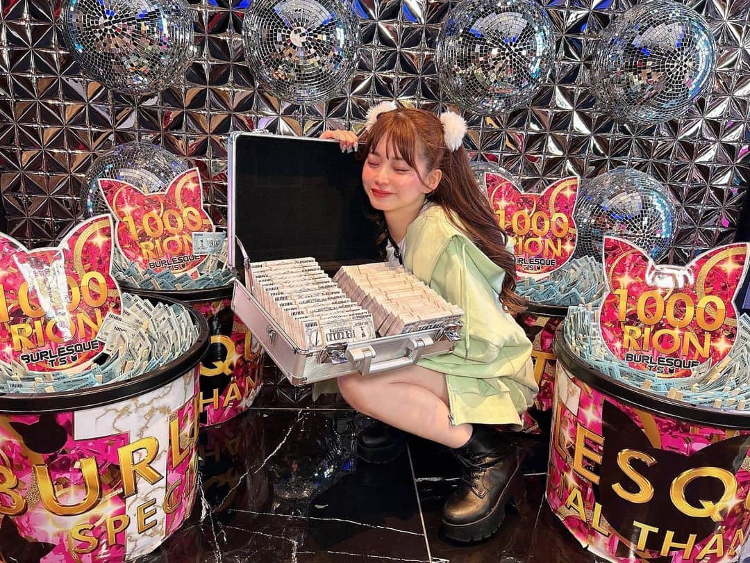 のインスタグラム：「3/27〜30 バーレスクTSに遊びにきてくださったみなさん有難うございました💙 . .  正直ど平日4日間だったので不安だったんですが、予想をとんでもなく越えるくらいみんな会いにきてくれて推しプランもリオンもたくさん感謝でした☁️ . . 連日きてくれる人も沢山で毎日幸せいっぱいでした！ 今回で3回目のTSだったんだけど、こうして何度も呼んでもらえるのはみんなが来てくれるお陰です🤍 そしてみんなも、いい結果出したらまたきてくれるかなと思って！って会いにきてくれる人が多くて嬉しかったなあ🥲💓 . . . またみんなにTSで会えるのを楽しみにしてます💎 . . .  #バーレスク東京#バーレスク#あおちゃんはあかちゃん #burlesque#burlesquetokyo  #コスプレ女子#グラビア#えもい #フレンチガーリー#名古屋 #ootd#女の子#TOKYO#l4l#エモい #ヘアメイク#韓国#韓国ヘア#韓国女子#ハーフアップアレンジ #サブカル女子 #六本木#歌舞伎町#新宿#モデル#東京#アイドル#ハーフツイン#ツインテール#バーレスクts」