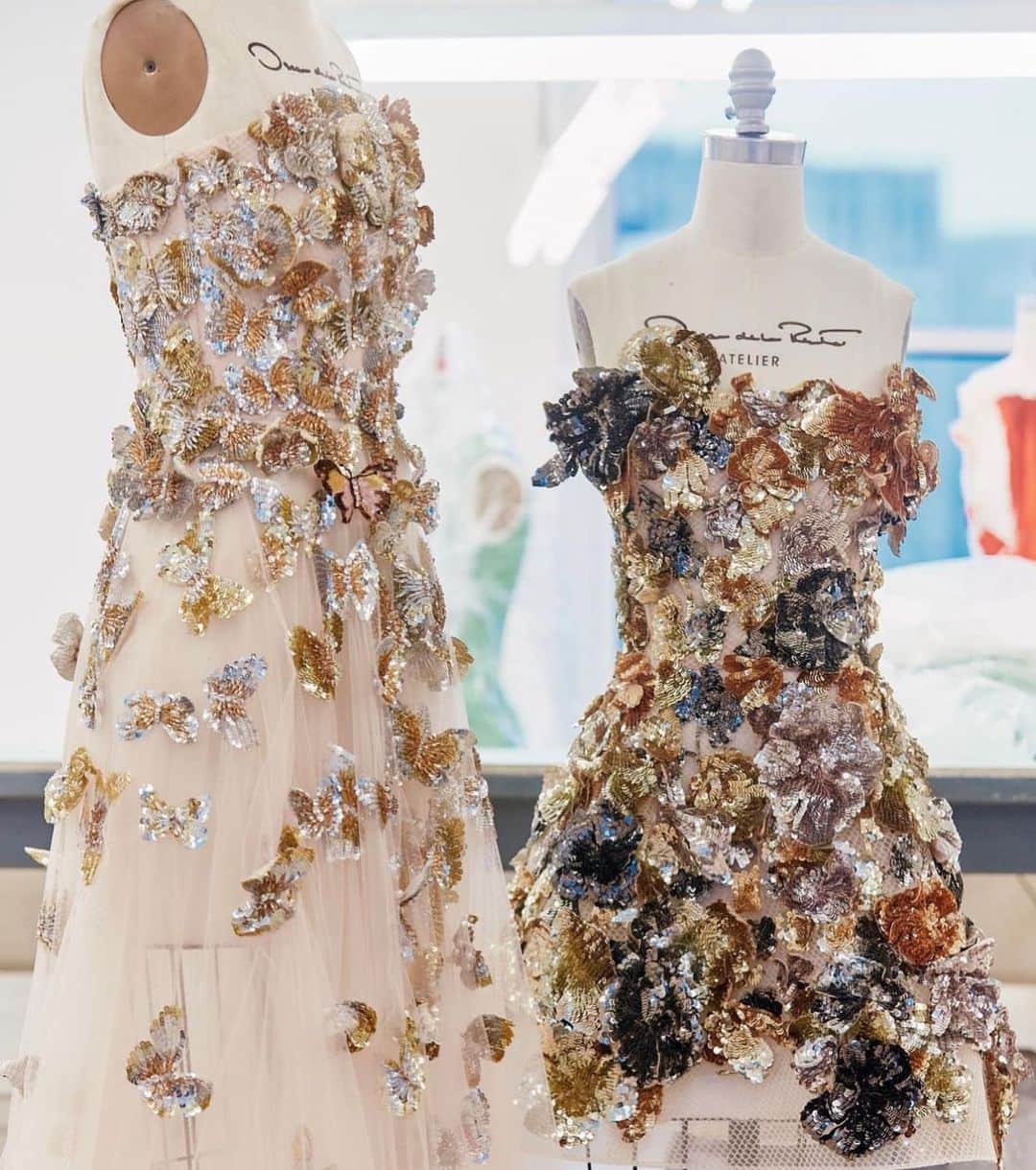 SOYOO BRIDALさんのインスタグラム写真 - (SOYOO BRIDALInstagram)「.  [ SOYOO BRIDAL x Oscar de la Renta ] 🏷️   “NEW IN”  @soyoobridal_official✨ from @oscardelarenta   Hand-crafted with light-catching sequin florals and monarch butterflies for #odlrspring2023 #dazzling_ evening gown. 💫  #소유브라이덜 #오스카드라렌타 #soyoo_exclusive✔️#RTW」4月4日 15時42分 - soyoobridal_official