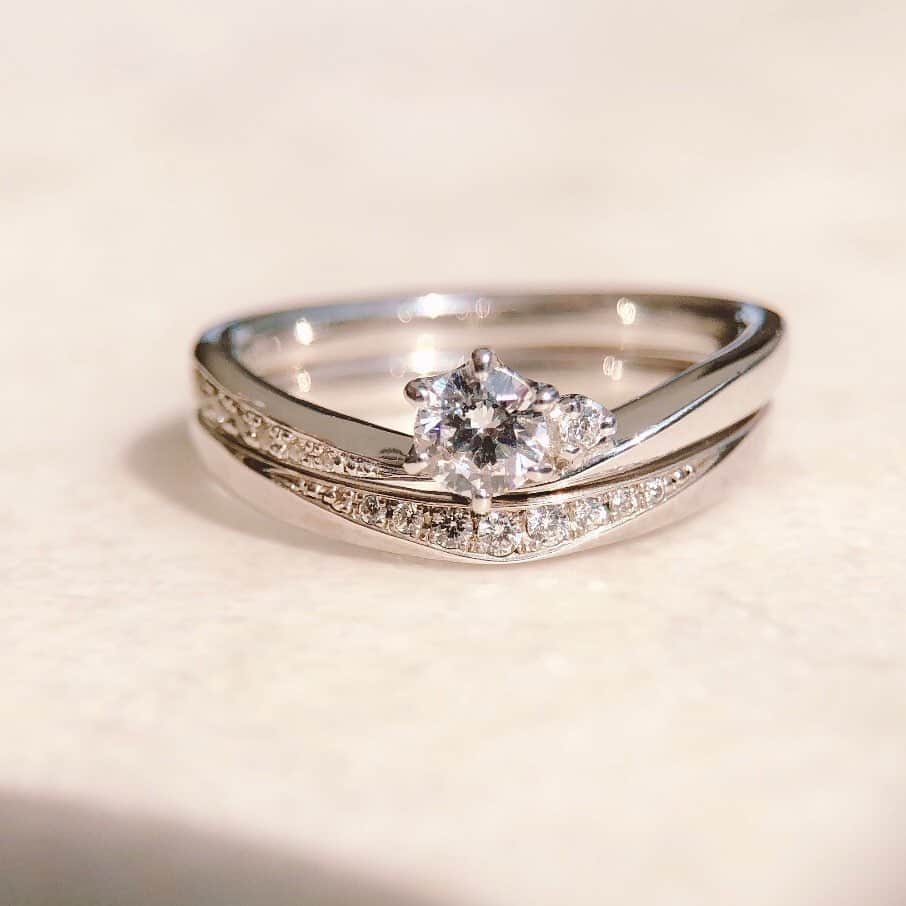 TRECENTI トレセンテさんのインスタグラム写真 - (TRECENTI トレセンテInstagram)「二人が恋に落ちた日をイメージした「インナモラルシ」 出会った瞬間、明るい未来への道のりがキラキラと輝いている様子を、寄り添う2石のダイヤモンドと連なるメレダイヤモンドで表現しています。  婚約指輪　インナモラルシ 結婚指輪　コスモ  ----------------------------------------------  #トレセンテ #trecenti #婚約指輪 #結婚指輪 #マリッジリング #婚姻届 #ブライダルリング #プレ花嫁 #プレ花嫁さんと繋がりたい #内甲丸 #日本中の花嫁さんと繋がりたい #日本中のプレ花嫁さんと繋がりたい #ブライダル専門店 #結婚式前撮り #ブライダルジュエリー #全国のプレ花嫁さんと繋がりたい #v字リング #トレセンテフローラ #ピンクダイヤモンド #ピンクゴールド #プロポーズ #エンゲージリング探し #サプライズプロポーズ #プロポーズ準備 #重ねづけ #エンゲージリング #エンゲージリングと重ね付け #重ねづけリング #セットリング」4月4日 18時00分 - trecenti_flora