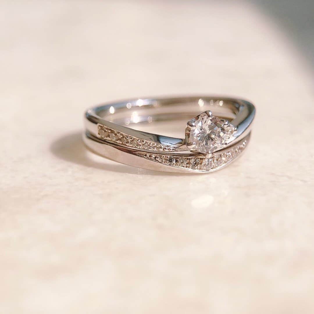 TRECENTI トレセンテさんのインスタグラム写真 - (TRECENTI トレセンテInstagram)「二人が恋に落ちた日をイメージした「インナモラルシ」 出会った瞬間、明るい未来への道のりがキラキラと輝いている様子を、寄り添う2石のダイヤモンドと連なるメレダイヤモンドで表現しています。  婚約指輪　インナモラルシ 結婚指輪　コスモ  ----------------------------------------------  #トレセンテ #trecenti #婚約指輪 #結婚指輪 #マリッジリング #婚姻届 #ブライダルリング #プレ花嫁 #プレ花嫁さんと繋がりたい #内甲丸 #日本中の花嫁さんと繋がりたい #日本中のプレ花嫁さんと繋がりたい #ブライダル専門店 #結婚式前撮り #ブライダルジュエリー #全国のプレ花嫁さんと繋がりたい #v字リング #トレセンテフローラ #ピンクダイヤモンド #ピンクゴールド #プロポーズ #エンゲージリング探し #サプライズプロポーズ #プロポーズ準備 #重ねづけ #エンゲージリング #エンゲージリングと重ね付け #重ねづけリング #セットリング」4月4日 18時00分 - trecenti_flora