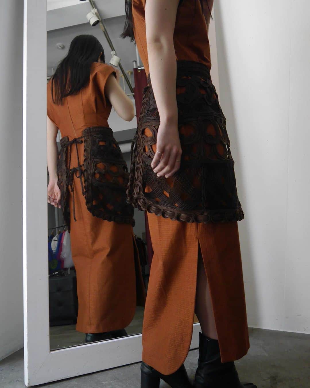 MIDWEST TOKYO WOMENのインスタグラム：「@mamekurogouchi   Geometric silk cotton jaquard slit dress  Cord embroidery hanakago skirt」