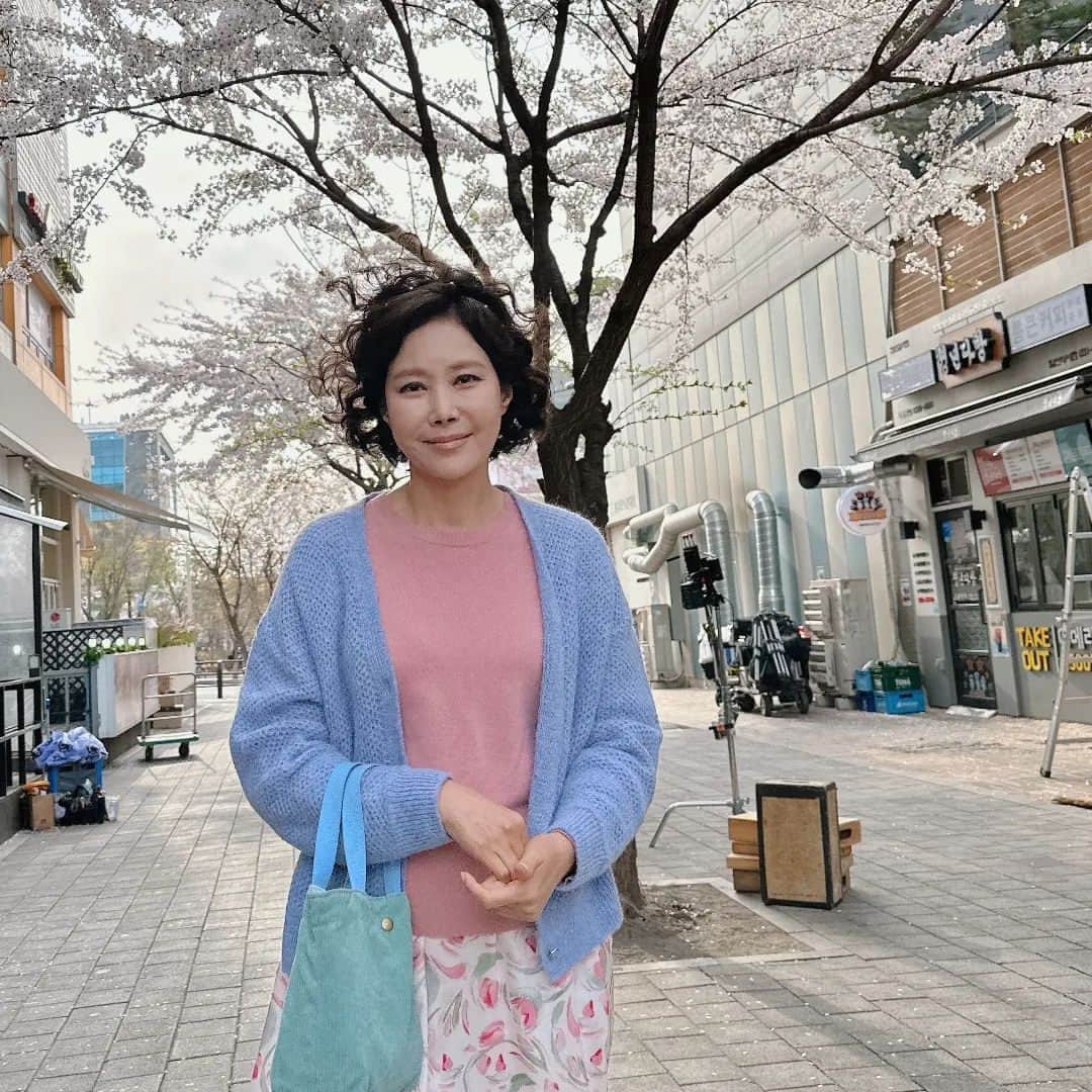 チ・スウォンのインスタグラム：「벚꽃아래서... 시간은 마구마구 흘러갑니다.」