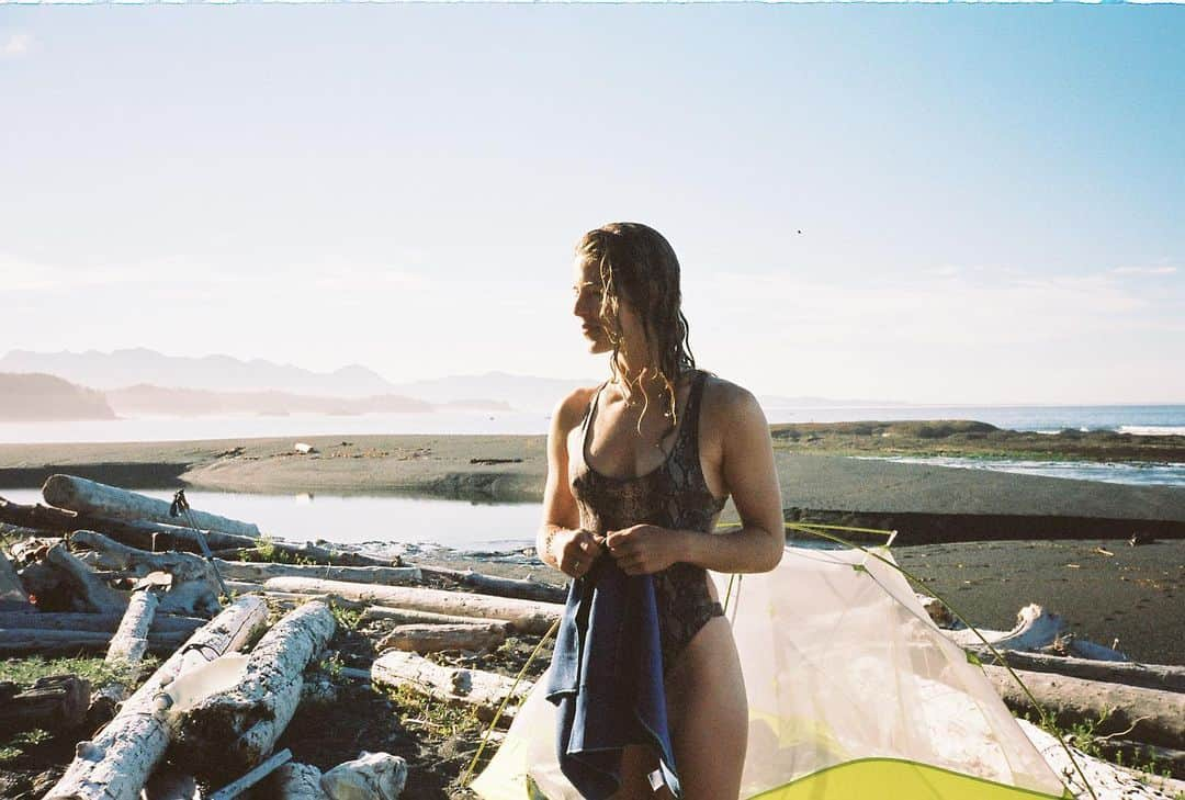 エミリー・ベット・リカーズのインスタグラム：「This was the landing spot we were fortunate to call home after our day of epic proportions. We had walked hours of beach in the hottest weather BC has ever offered, sang Oh Canada to a very healthy black bear and shed tears of relief when we finally found drinking water. Peace is an understatement, that is until the nightly game of Yanif begun.  Portra 400 35mm」