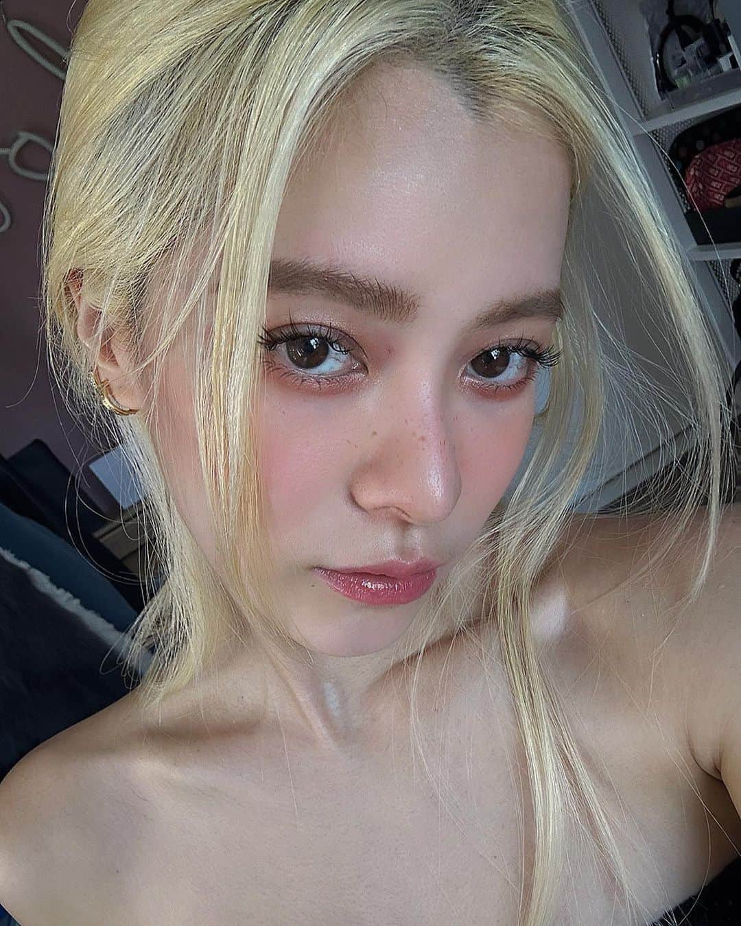林咖安（Lyla）のインスタグラム：「#tuesday  最近晚上吃完感冒藥 22:30 會昏睡💤 早上起來訊息✉️都會大爆炸😂 昨天修的最後一張圖 是這週要上新的🍎錶帶🤣🤣🤣  #april  #起床忘記充電🪫剩5%」