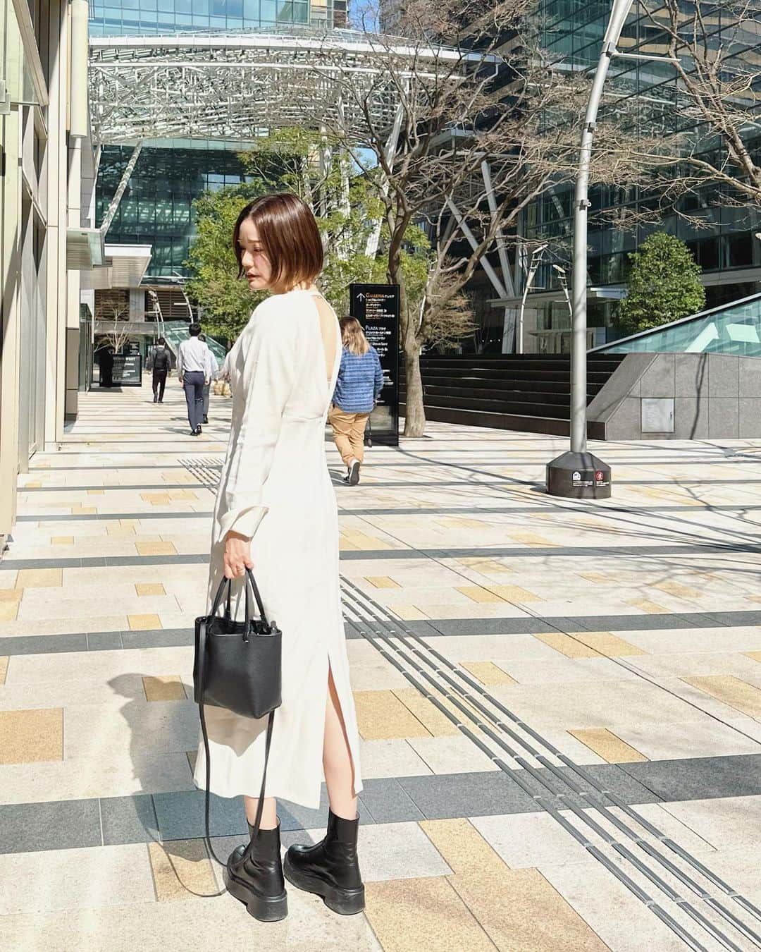 藤井明子さんのインスタグラム写真 - (藤井明子Instagram)「いつかの服。  藤子はとりあえず出せるの背中だけだから出しときな？って言ってくれたお友達、お話があります。  ワンピ　#大株主 2年くらい着てるやつです。 @todayful_   ブーツとBAG @therow   #とはいえ背中も仕上がってはない #デコルテも出せない #鼠蹊部も出せない #小僧も出せない #コーデ#コーディネート」4月4日 16時07分 - fujiko0207