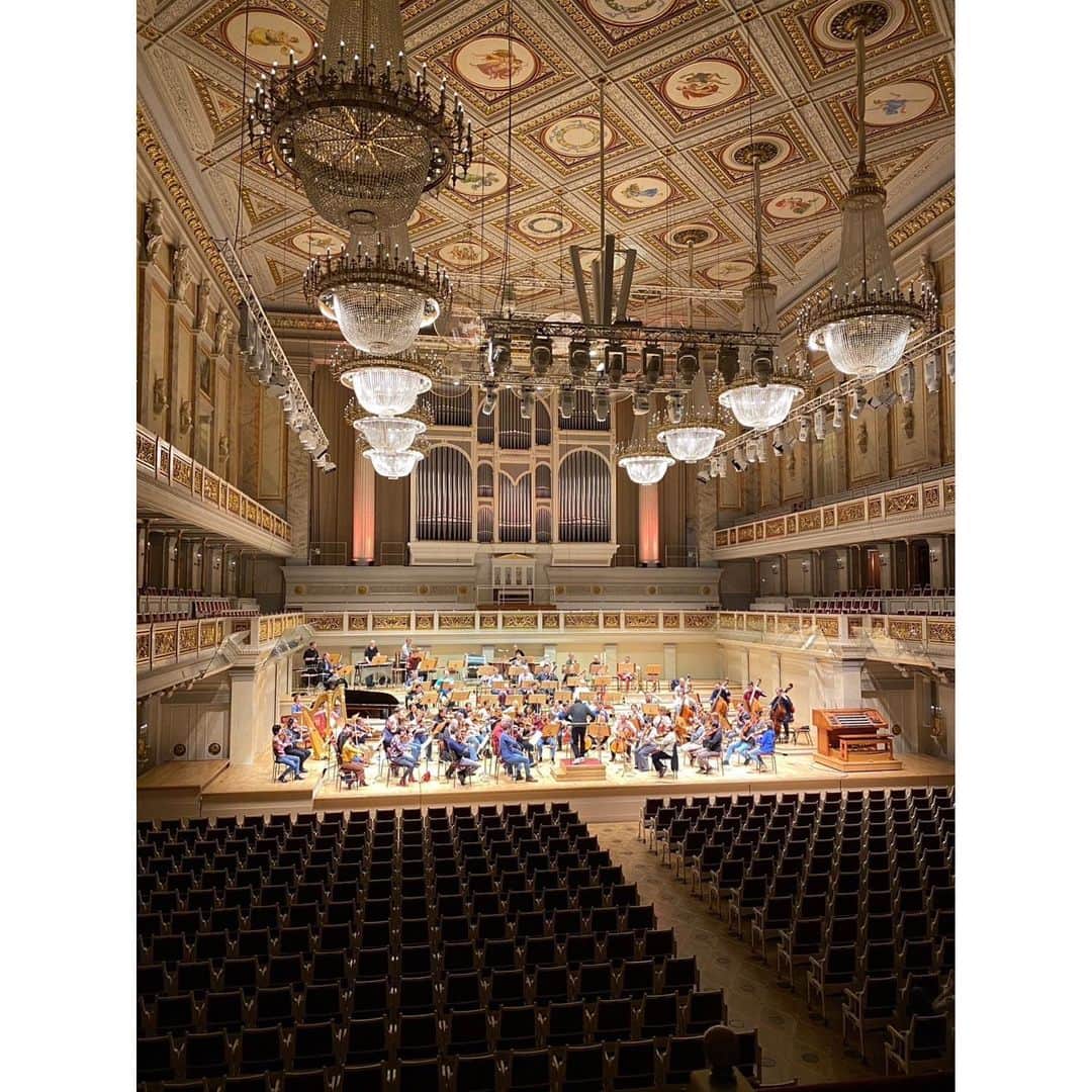 佐渡裕さんのインスタグラム写真 - (佐渡裕Instagram)「ウィーンの楽友協会のステージから転落した5日後にベルリンに移動しました。僕がドイツで最初に指揮したオーケストラである、ベルリン・コンツェルトハウス管弦楽団との演奏会のためです。 三日間のリハーサルを経て三日連続の本番ですが、肩の調子は日に日に良くなり、本番はバッチグー✊でした😎 ベルリンで勉強している若者（指揮者の出口大地君と京都芸大の後輩でもある松川創君）と毎日坦々麺を食べ、その後にはビールを飲んだのが良かったのかも🤣 演奏会には兵庫のプロデュースオペラに今年も出演してくれるソプラノ歌手の高野百合絵さんや、ベルリン・ドイツ交響楽団のコンサートマスターで長年の親友でもあるウェイ・ルー、バーンスタインのマネージャーだったクレイグなど大勢駆けつけてくれて、大変盛り上がりました！ さあ今週から新日フィルとアルプス交響曲😎 全開で肩回します🤣   Five days after I fell off the stage at @musikverein.wien in Vienna, I traveled to Berlin. It was for the concert with @konzerthausberlin , the first orchestra I conducted in Germany. I had three days of rehearsal and concerts in a row, but my shoulder was getting better day by day, and it seemed my performance went well. Maybe it was because I ate dandan noodles and drank beer every day with young conductors, Daichi Deguchi and So Matsukawa, who are studying in Berlin. And it made me happy that @yurie_takano , a soprano singer who will appear in @hpac_opera again this summer, Wei Lu, the concertmaster of @dsoberlin and a long-time good friend of mine, and Craig Urqhart, the manager of Leonard Bernstein, came to and enjoyed my concert! This week, I’m excited to have the concert with @newjapanphil; the program is Alpine Symphony😎. I’ll be spinning my shoulders at full throttle 🤣   #ベルリン#Berlin#コンツェルトハウス管弦楽団#KonzerthausBerlin#Konzerthausorchester#高野百合絵#YurieTakano#WeiLu#ベルリンドイツ交響楽団#DeutschesSymphonieOrchester #新日本フィルハーモニー交響楽団#NewJapnaPhilharmonic #佐渡裕#YutakaSado @yutakasado_official」4月4日 16時08分 - yutakasado_official