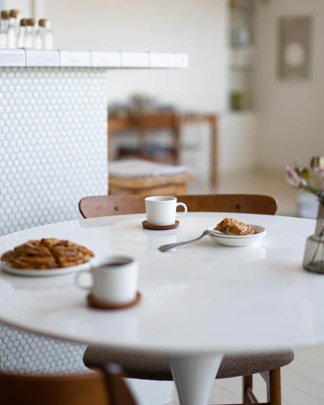 cafe_no_maのインスタグラム：「. Relaxing coffee moments in the afternoon☕️  We're sharing some easy and natural DIY ideas for the kitchen walls.  @cafenoma.style  午後のコーヒータイム  キッチンの壁のDIYのアイデアなど @cafenoma.style でご紹介しています。  #cafenoma  #うちカフェ #coffeetime #coffee #kitchen #キッチン #インテリア　 #inreriordesign」