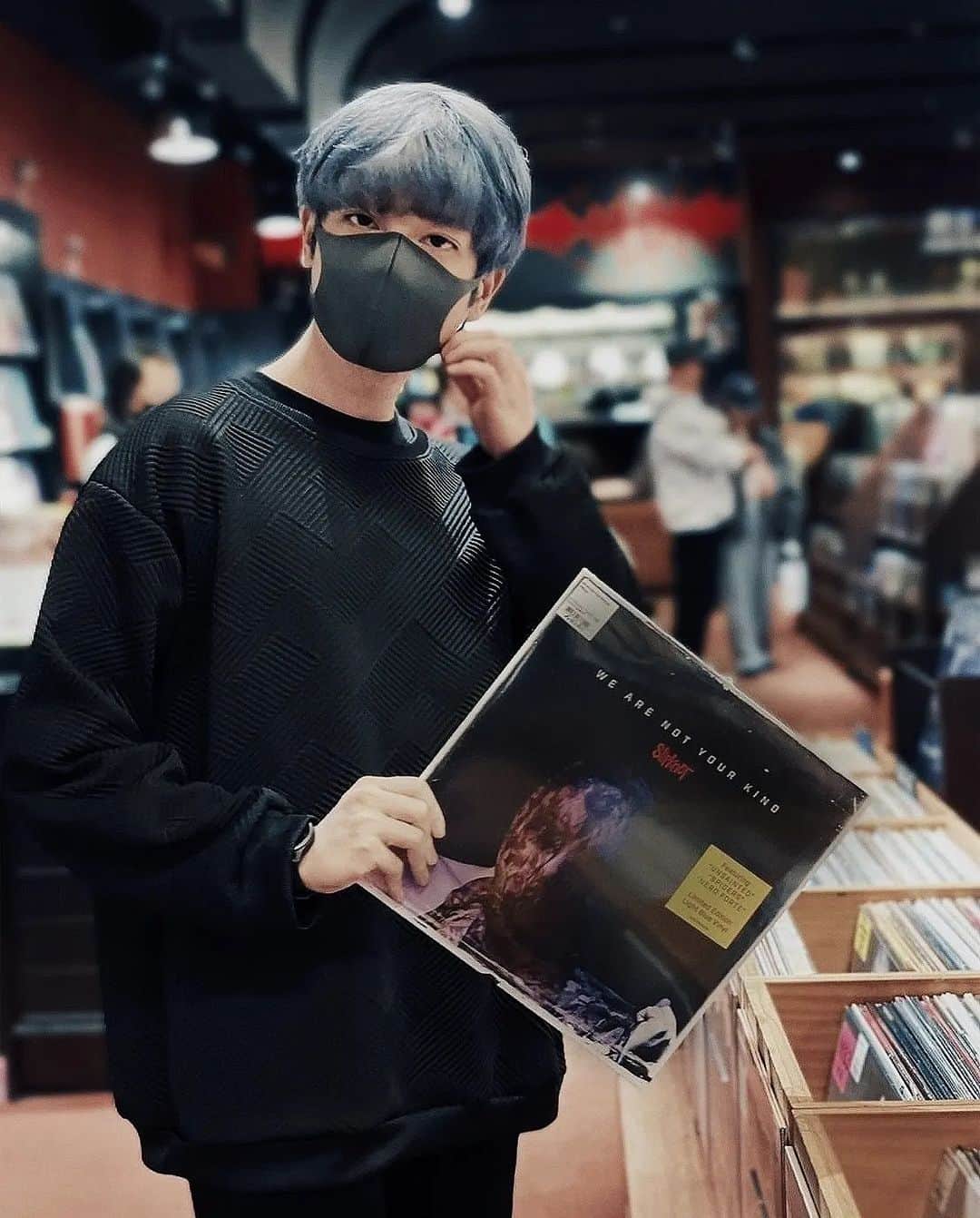 ハン・チャン（張行）のインスタグラム：「I'm all ears.☺️ HBD to myself.🥳 🖤」