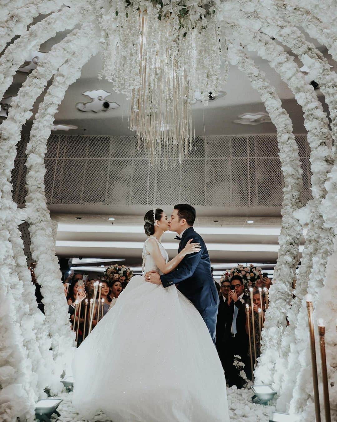 のインスタグラム：「Happy 4th anniversary @echasoemantri terlalu seru pernikahan ini terlalu sayang Tuhan Yesus sama kita. Umur pernikahan baru 4 tahun tapi pelajarannya udah kayak orang nikah puluhan tahun buahaha - Percayalah, pernikahan kamu hanya akan seru, indah, dan saling mau bekerjasama ketika kamu menaruh Yesus ditengah2nya. Semua yang kita lakuin bahkan ributin sekalipun, dasarnya kasih dan mau sama2 naik level. Plus, jangan lupa spark dlm pernikahan harus selalu dibuat..bukan di tunggu kita udh bukan lagi PDKT jadi wajib di buat. Kembang api aja baru meledus kalo di bakar, bukan di plototin🤪」