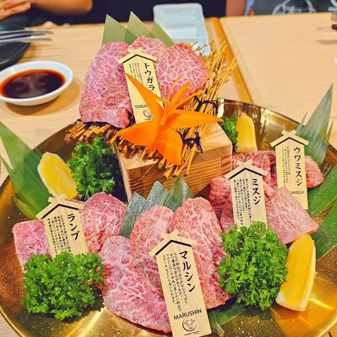 ビーム先生さんのインスタグラム写真 - (ビーム先生Instagram)「ไปกินร้านเจ้า @harupiii212 มา 🤤 น้องสาวญี่ปุ่นเปิดร้านของตัวเองแล้วเหรอเนี่ย ! @harupiii_yakiniku   焼肉はるぴーに行ってきました❤（日本語は下） เห็นทำคลิปกินลงเกือบทุกวัน สุดท้ายก็เปิดร้านเนื้อย่างของตัวเองซะเลย อร่อยมากค้าบบบบบ เนื้อคือนุ่ม น้ำจิ้มสูตรลับของร้านคือเด็ด  ใครจะไปให้กำลังใจสาวฮารุปี้หรือตามบีมไป บอกที่ร้านว่าตามมาจากบีมเซนเซค่า และสั่งอาหารเกิน 2000 บาทขึ้นไป รับของหวานฟรีเป็น "ฮารุปี้ Hokkaidou Milk Warabimochi"  ปล. อร่อยมากนะ บีมเทสให้แล้ว ฮ่า ๆ   เนื้อหลักของร้านเป็นเนื้อวัวโอมิ ซึ่งเป็นหนึ่งในเนื้อวัว Top3 ของญี่ปุ่น เมนูที่ฮารุปี้แนะนำคือ  Harupiii Yukke (เนื้อดิบไข่ดิบใส่โคน) เรเมง (หมี่เย็นแบบญี่ปุ่น)  จัดจานน่ารัก พนักงานบริการดี ข้างในมีรูปฮารุปี้รูปเบ้อเร่อ 555   📍Yakiniku Harupiii สุขุมวิท 53 (มีที่จอดรถ) 🚃สถานีทองหล่อ เดินประมาณ 800 เมตร  -----------------  毎日くらい食レポやってたから、やっとはるぴーが自分の焼肉のお店をオープンしました。 ですので、井坂とりんちゃんと行ってきました❤ 近江牛めっちゃめっちゃおいしかった～  そしてはるぴーのおすすめメニューは はるぴーユッケ！ 冷麺のもある どれもおいしかった～  📍Yakiniku Harupiii スクンビット53 🚃トンロー駅から歩いて行ける  #yakinikuharupiii #焼肉　#タイ　#タイ人　#タイの日本料理」4月4日 16時20分 - beamsensei