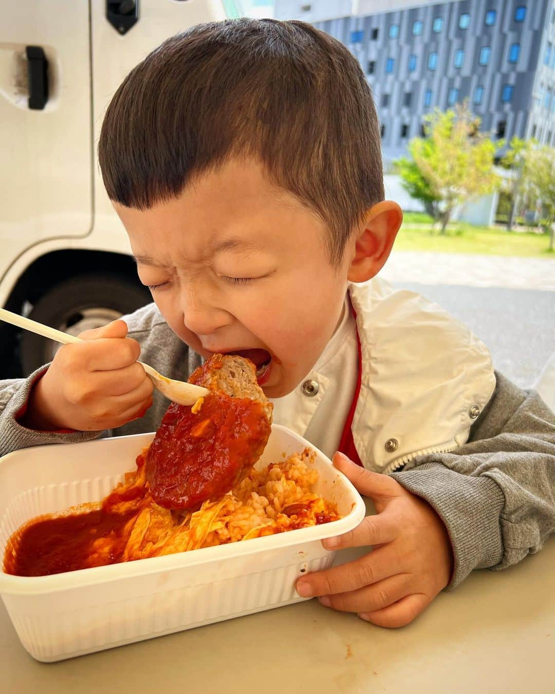 中村獅童さんのインスタグラム写真 - (中村獅童Instagram)「昨日陽喜が遊びに来ました、たまたま同じランチ。  #ffx歌舞伎  #ファイナルファンタジーx  #キッチンカー #ハンバーグオムライス #いよいよ12日迄 #陽喜 #獅童」4月4日 16時20分 - shido_nakamura