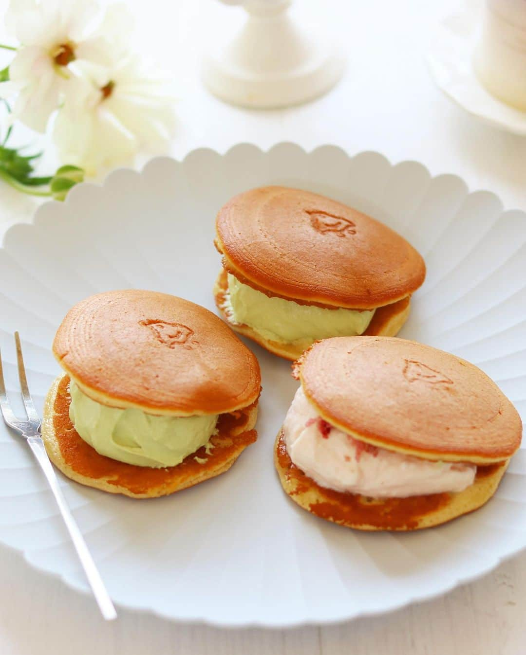 mikiのインスタグラム：「・ ・ bake.DORAYAKI🌸  久しぶりのどら焼き🫶 皮がめちゃくちゃ美味しいです😍 #えみどら  焼けたら食べるでなかなか焼けない🤣  今年は、抹茶クリームに桜クリーム。 固めに泡だてたホイップ🫶 生地との相性良し！  今日は母と街へ。 カフェでサラダが無性に食べたくなり食べております。 日頃ポテチばっかり食べてるからだ。。  では良い１日を！  #まいにちがきねん日  @himawari_emi  #どらやきの日   6年目おめでとう🎉  コメントおやすみします🔐」