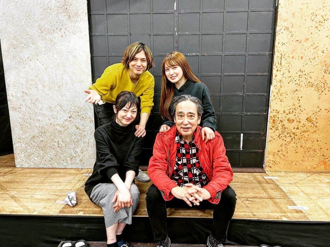 草野博紀のインスタグラム：「絶賛稽古中です  私の家族です。  大道寺家の皆様と家族写真じゃ🤳  大道寺睦夫...ルー大柴さん  大道寺清美...遠山景織子さん  大道寺愛美...神志那結衣さん  大道寺健吾...我  愉快な家族のようでなかなか複雑な関係性でもある人間模様を毎日楽しく構築しております。日本語大丈夫？  心温まる作品ですので是非観に来てくださいー🔥  舞台　「猫と犬と約束の燈」  4/13〜4/16   新宿　こくみん共済/スペースゼロ  ticket info👇 https://www.ticketpay.jp/booking/?event_id=43136」