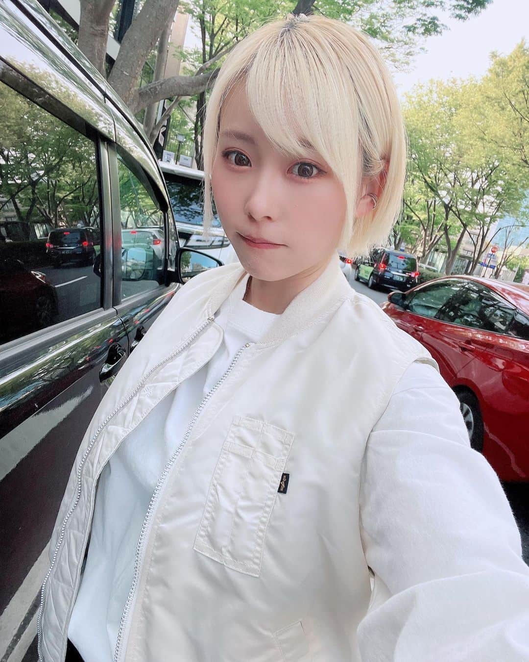 塚田綾佳のインスタグラム：「『Acars』6月号 撮影でした~~~!!✨✨📸  alpha industries @alpha_industries_japan 様 春夏コレクション♪ ファッションページに掲載されてます☺️❣️  アメリカン カーライフ マガジン 『Acars 』 様 @acarsmagazine  6月号 5月3日発売！！  よろしくお願いします~~~✨👍🏻📚📖🚗³₃  ー #alpha_industries_japan #alpha_industries #alphaindustries #model #sサイズモデル #金髪ショート  #Acars #Acarsギャル #americancars #アメ車 #あやぽんコーデ  #摄影」