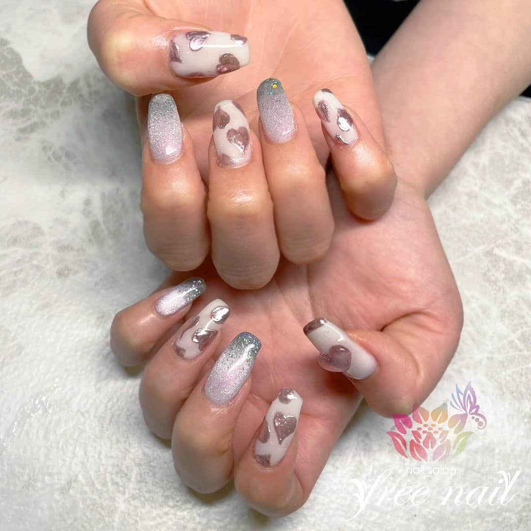 free nail フリーネイルのインスタグラム：「. お客様ネイル💅🏻🪷 . ミラーハートネイル💖💖💖 . 人気デザイン😘 . ご来店ありがとうございました🙇🏻‍♀️🙇🏻‍♀️🙇🏻‍♀️💗 . #ネイルアート #ジェルネイル #ネイルサロン #大阪ネイルサロン #ネイルデザイン #ネイルチェンジ #ハートネイル #ミラーネイル #ぷっくりネイル #ぷっくりハートネイル #ピンクネイル #マグネットネイル #デザインネイル #トレンドネイル #おしゃれネイル #大人ネイル #春ネイル #springnails #nailsart #nailsdid #美甲 #日式美甲 #日式美甲胶 #日本美甲师 #日本美甲老师 #美甲上课 #日本胶 #フリーネイル #freenail」