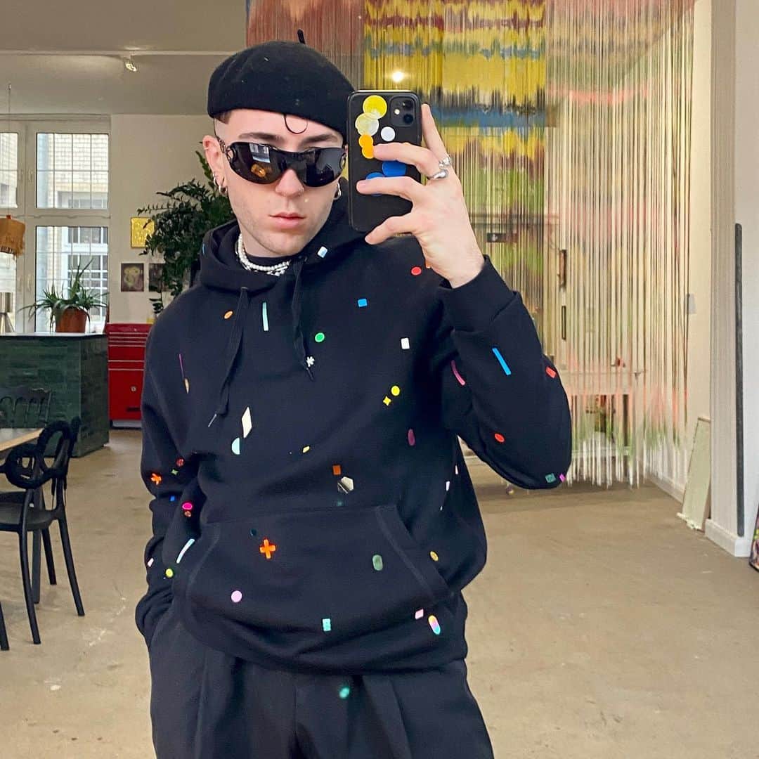 スタースタイリングのインスタグラム：「“Flimmer” on black….🕷️🕶️. #flimmer #baskenmütze #ilovecolors #starstyling #loftkreuzberg #blackhoodie」