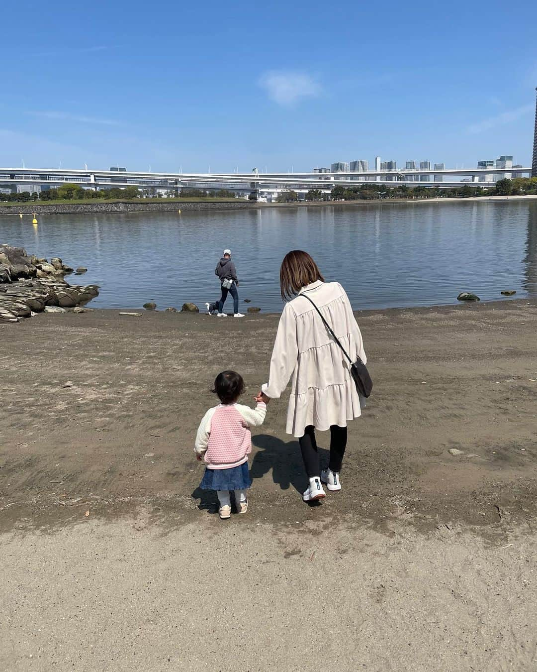 池田彩のインスタグラム：「早めの誕生日プレゼントを買いに🎁  近くに海もあって、朝から色々楽しめました👶🏻😆🎶  #1歳児  #もうすぐ2歳  #1歳児ママ  #お出かけ  #誕生日プレゼント」