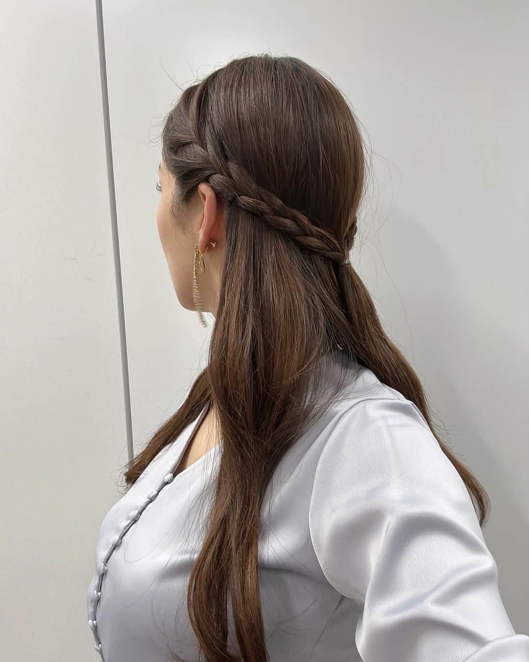 穂川果音さんのインスタグラム写真 - (穂川果音Instagram)「hair style  シンプルめなハーフアップです😊  そして、イヤリングがアシメで可愛いー♡  earrings→ @mu_accessory  #ナチュラルヘア #大人めコーデ #ダウンスタイル　#イヤリング　#ゆる巻きヘア　#アベプラ　#お天気お姉さんコーデ　#大人めヘアアレンジ #ゆる巻き　#ゆる巻きアレンジ #お天気キャスター　#hairstyle #hairarrange #4月コーデ #ハーフアップアレンジ　#ハーフアップ」4月4日 16時41分 - hokawakanonn