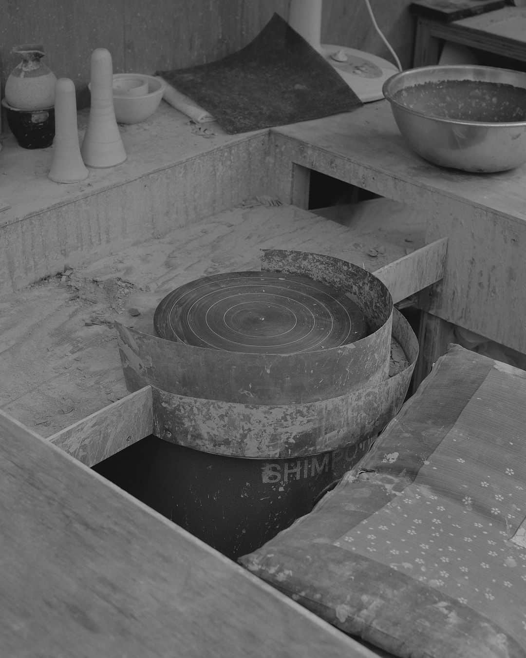 さんのインスタグラム写真 - (Instagram)「大堀相馬焼を作る時に使用するろくろです。 手作りの温もりが感じられる逸品を作り出す、職人技の源です。職人が1つ1つ丹精を込めて作る大堀相馬焼をお楽しみください。 _________   This is the pottery wheel used in the making of Obori Soma Pottery. It is the source of the craftsmanship that produces a handmade warmth. Please enjoy Obori Soma Pottery made by artisans one by one with great care.  #伝統工芸 #手仕事 #陶芸 #ろくろ #日本文化 #暮らしを楽しむ #シンプルライフ #美しい暮らし #心地良い暮らし #職人技 #ハンドメイド #陶器 #日本の美 #JapanCrafts #PotteryWheel」4月4日 16時45分 - somayaki_matsunaga