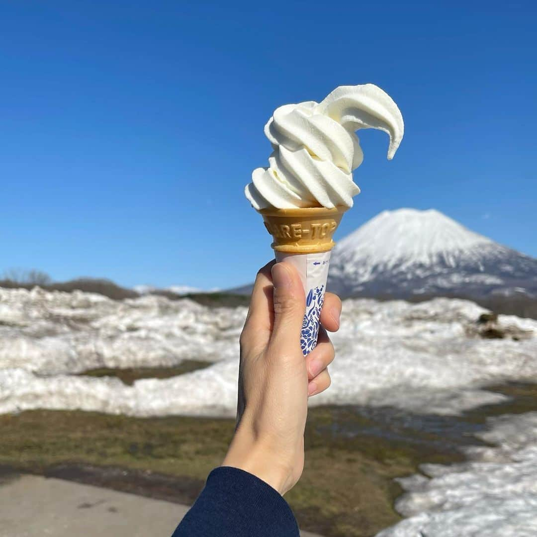 木本泉さんのインスタグラム写真 - (木本泉Instagram)「- "高橋牧場"のソフトクリーム🍦  う〜ん❤️美味しい🤲  #北海道#ニセコ#高橋牧場#高橋牧場ニセコミルク工房#ソフトクリーム#羊蹄山」4月4日 16時47分 - izumikimoto