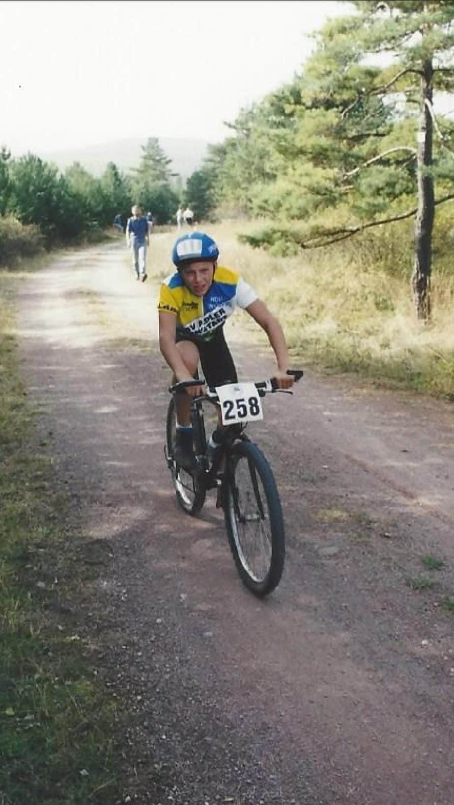 のインスタグラム：「My first race ever was a mountainbike race in 2001 and I rode with a triple chainring. Fast forward to today and you can ride one chain ring with the power of two with @classified.cc. Incredible how bike tech advanced in those years and I’m really proud to be part of that journey with Classified. 💪🏼  #shiftyourthinking #classifiedmtb #rideclassified #mtb #mountainbike」