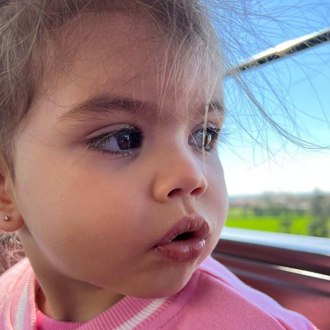 エディン・ジェコのインスタグラム：「My special little girl 🌸 #Dalia」