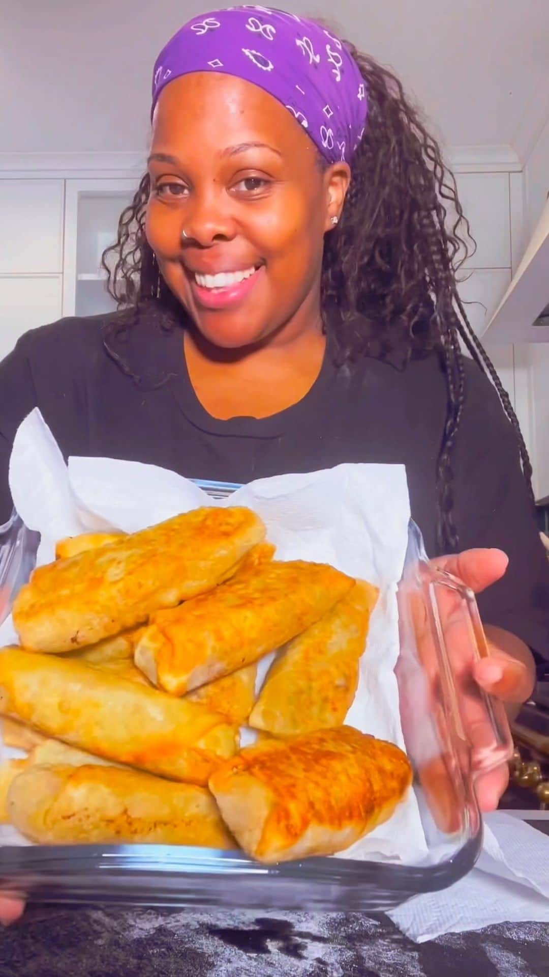 アンバー・ライリーのインスタグラム：「Getting on my man’s nerves one plate at a time! I love you babe @scoobzdoo 😂 I’m definitely making this a series now! My mother actually taught me to make egg rolls, then my friend’s mom showed me how her culture makes them forreal. Mrs. Masuda taught me to make spring rolls. She married a Japanese man (hence the last name being Masuda) but she is actually Chinese! I really enjoy all Asian food, and it was a really cool experience making them with her. Of course, I put my little spin on it and made the Chinese-american version of the egg roll. Sometimes it’s really an experiment and I don’t know wth I’m doing 😂! In no way am I a chef, but figuring it out is the best part of the creative process! I just love to have fun! I hope you enjoy these videos and much as I enjoy making them then eating the food! Shout out to the always hungry @coreymekell in the video, one of my BFFs and he greedy as HELL 😂Love y’all 🫶🏾」