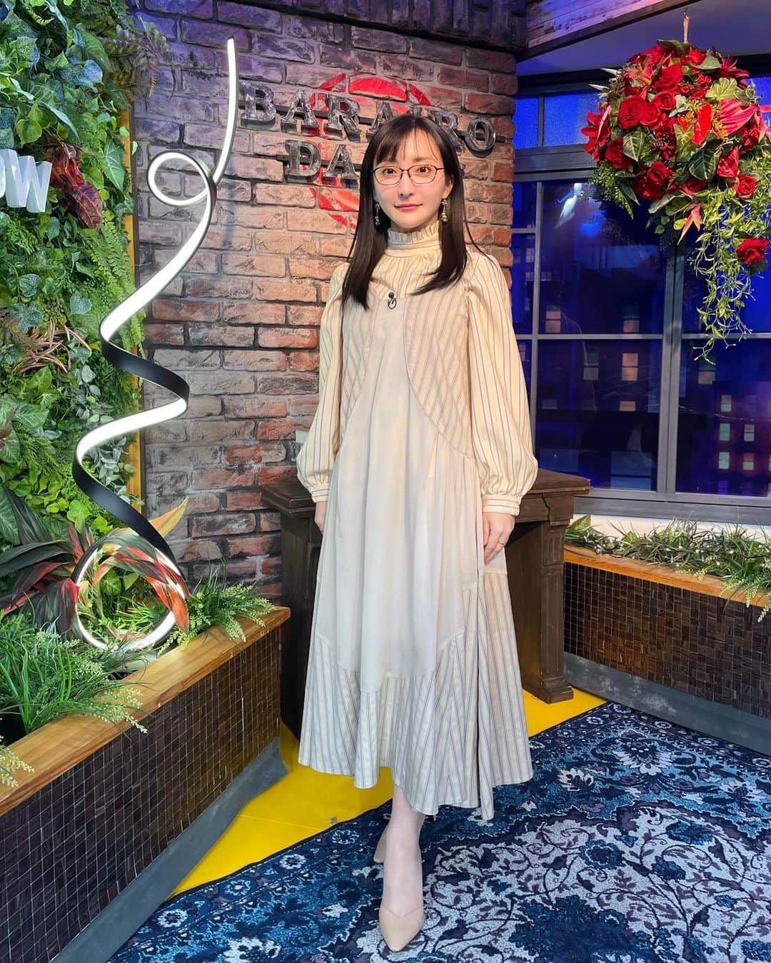 松澤千晶のインスタグラム：「バラいろダンディ火曜日 一言日記　裾ってどこ  one-piece @fumiku_tokyo accessory @anemone_official  #バラダン #TOKYOMX」