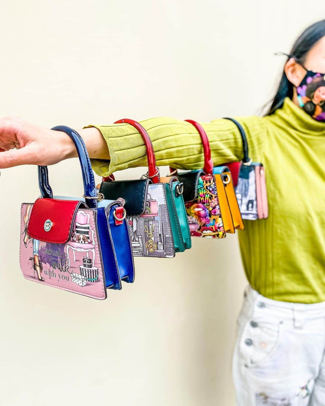 のインスタグラム：「A new take on arm candy🍭✨ Shop our mini Olivia and explore all new prints from Cashal Walk to All Emotion💋which is your fave?   Tap to shop or visit the link in bio (www.nicoleleeonline.com) SKU: PRT16697 🛍️  Also wearing our signature face masks in Retro Party! (SKU:NLM002) 😷🎉  #nicolelee #nicoleleeusa #nicoleleeolivia #nicoleleehandbags #LovemehatemeNL #NLLook」