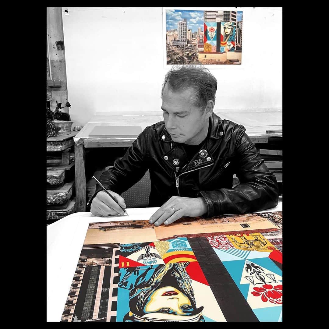 Shepard Faireyさんのインスタグラム写真 - (Shepard FaireyInstagram)「NEW Print Release: “Carga Frágil Mural” Available Thursday, April 6th @ 9AM PDT!  This lithograph, “Carga Frágil” is based on a mural in São Paulo, Brazil that my team and I worked on in 2021 as part of the @nalata.festival. The lithograph print of this mural was produced at @idemparis – a historical, fine-art print shop in Paris, where they use traditional processes to print their lithographs and have worked with masters like Matisse, Picasso, Miro, Dubuffet, Braque, Chagall, Giacometti, and Léger. I’m honored to collaborate with the prestigious Idem Studio team of master printers.  For some background on the mural, São Paulo is one of the few cities in the world which has prohibited traditional outdoor advertising, opening up opportunities for artists like me to create public works. The pervasiveness and quality of murals in the neighborhood where I painted was incredibly inspiring and I’m grateful to have added my voice. My “Carga Frágil” mural is about cultivating justice, focusing on the need for environmental justice to keep our planet healthy. Brazil is the home of the largest Amazonian rainforest, one of the most important sources of oxygen for planet earth. We are all stewards of the planet, so I hope the mural and this print can serve as a reminder that we must protect the earth’s fragile cargo for future generations. A portion of proceeds will benefit @greenpeaceusa in their efforts to combat climate change. I’ll be releasing a number of these on my site this Thursday, April 6th at 9AM PDT. –Shepard  PRINT DETAILS: Carga Frágil Mural. 28 x 40 inches. 18 color lithograph on BFK Rives 270 g paper with deckled edges. Printed on a Marinoni press at Idem Studio, Paris. Original Illustration based on photograph by @jonathanfurlong. Signed by Shepard Fairey. Numbered edition of 300. Comes with a Digital Certificate of Authenticity provided by Verisart. $500. Proceeds go to Greenpeace USA. Idem publishing chop in lower left corner. Available on Thursday, April 6th @ 9 AM PDT at https://store.obeygiant.com. Max order: 1 per customer/household. International customers are responsible for import fees due upon delivery.⁣ ALL SALES FINAL.」4月5日 2時43分 - obeygiant