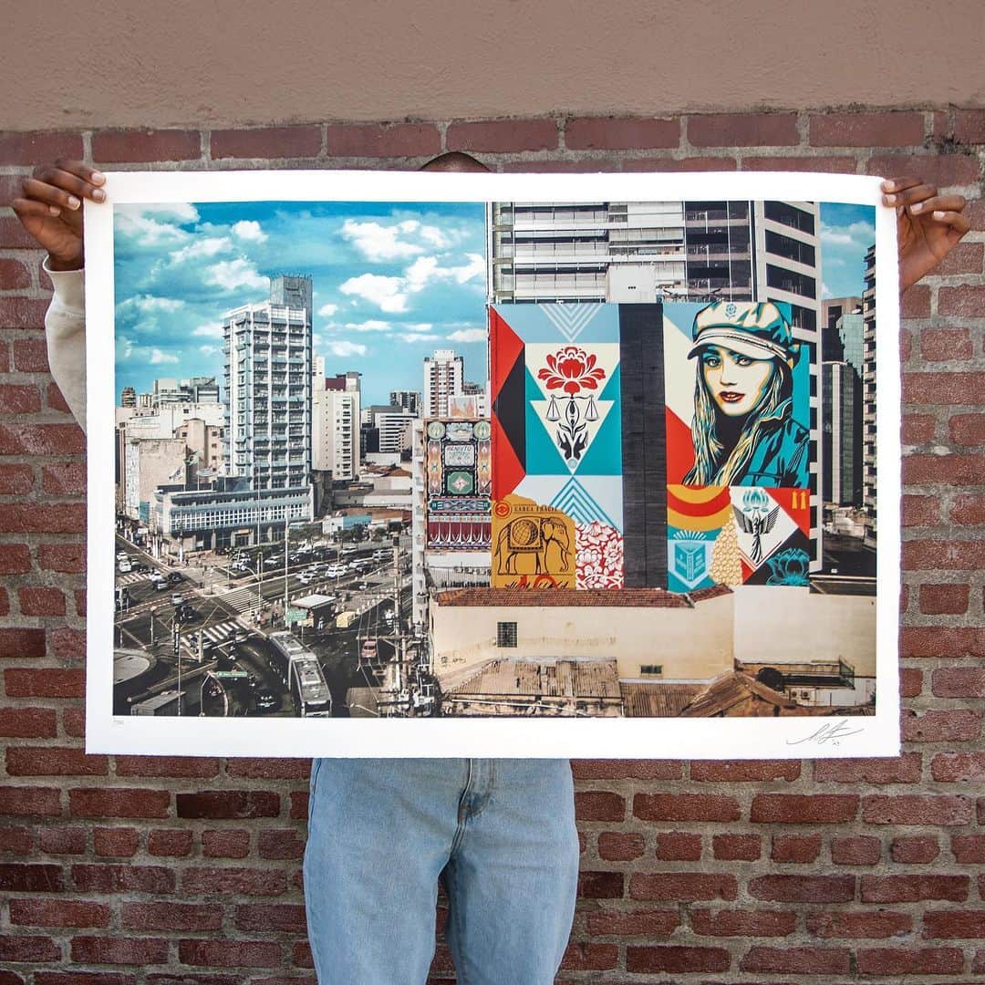 Shepard Faireyのインスタグラム：「NEW Print Release: “Carga Frágil Mural” Available Thursday, April 6th @ 9AM PDT!  This lithograph, “Carga Frágil” is based on a mural in São Paulo, Brazil that my team and I worked on in 2021 as part of the @nalata.festival. The lithograph print of this mural was produced at @idemparis – a historical, fine-art print shop in Paris, where they use traditional processes to print their lithographs and have worked with masters like Matisse, Picasso, Miro, Dubuffet, Braque, Chagall, Giacometti, and Léger. I’m honored to collaborate with the prestigious Idem Studio team of master printers.  For some background on the mural, São Paulo is one of the few cities in the world which has prohibited traditional outdoor advertising, opening up opportunities for artists like me to create public works. The pervasiveness and quality of murals in the neighborhood where I painted was incredibly inspiring and I’m grateful to have added my voice. My “Carga Frágil” mural is about cultivating justice, focusing on the need for environmental justice to keep our planet healthy. Brazil is the home of the largest Amazonian rainforest, one of the most important sources of oxygen for planet earth. We are all stewards of the planet, so I hope the mural and this print can serve as a reminder that we must protect the earth’s fragile cargo for future generations. A portion of proceeds will benefit @greenpeaceusa in their efforts to combat climate change. I’ll be releasing a number of these on my site this Thursday, April 6th at 9AM PDT. –Shepard  PRINT DETAILS: Carga Frágil Mural. 28 x 40 inches. 18 color lithograph on BFK Rives 270 g paper with deckled edges. Printed on a Marinoni press at Idem Studio, Paris. Original Illustration based on photograph by @jonathanfurlong. Signed by Shepard Fairey. Numbered edition of 300. Comes with a Digital Certificate of Authenticity provided by Verisart. $500. Proceeds go to Greenpeace USA. Idem publishing chop in lower left corner. Available on Thursday, April 6th @ 9 AM PDT at https://store.obeygiant.com. Max order: 1 per customer/household. International customers are responsible for import fees due upon delivery.⁣ ALL SALES FINAL.」