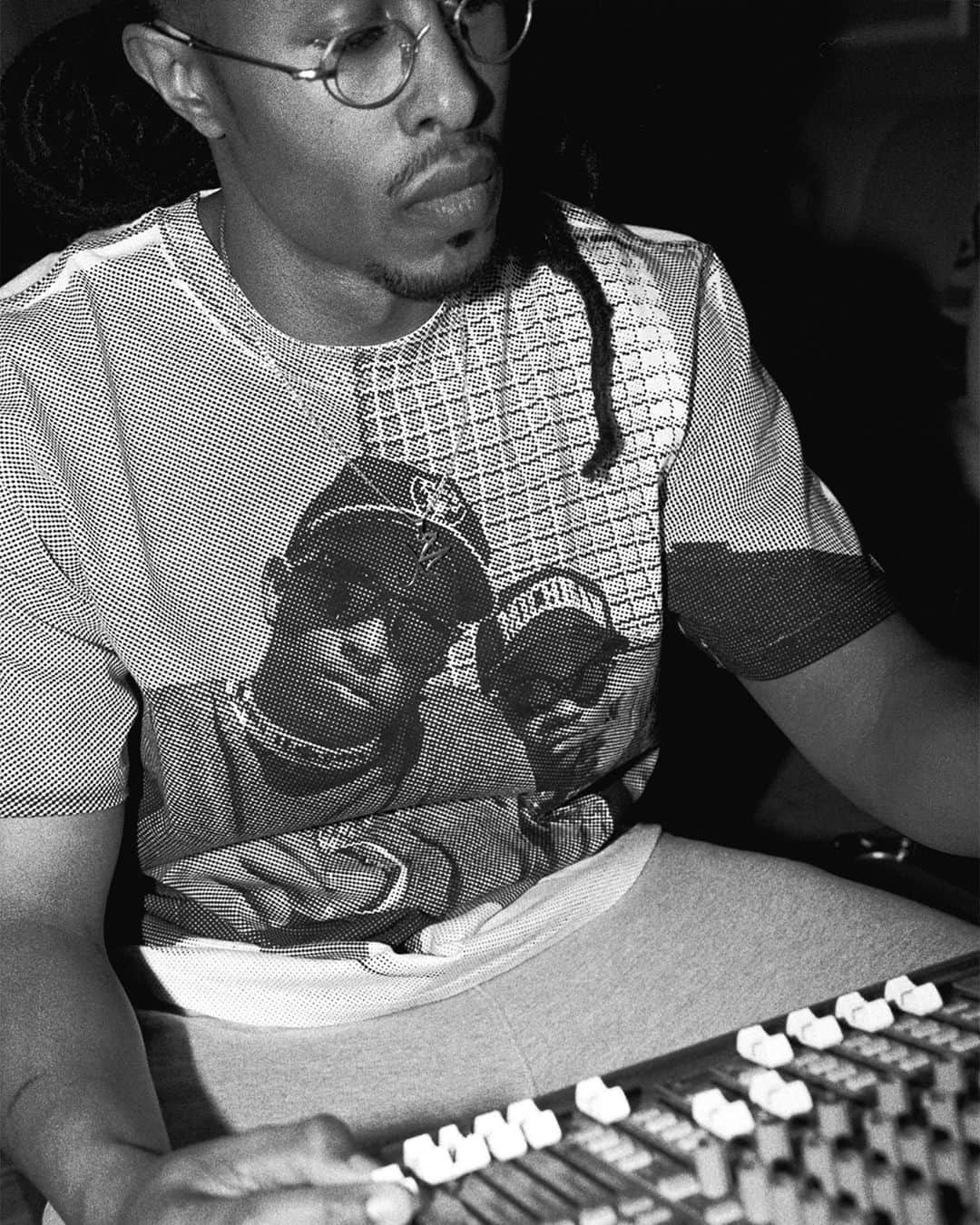 Stüssyのインスタグラム：「Stussy & Gang Starr  Stüssy has collaborated with the legendary Brooklyn-based duo Gangstarr. DJ Premier and Guru together released seven full-length LPs that cleverly combined New York jazz and hip hop. The collaborative t-shirt features lyrics from “Take It Personal” and from “Daily Operation,” which was released in 1992.  Stüssy & Gangstarr is available worldwide at select chapter stores, select Dover Street Market locations, and stussy.com on Friday, April 7th at 10am」