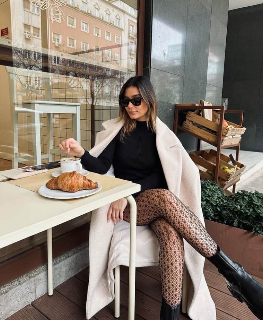 のインスタグラム：「Effortless chic ✨  #calzedonia #FeelgoodinCalzedonia」