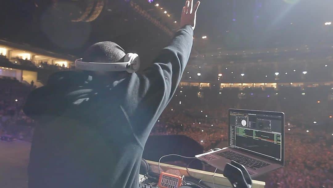 テイラー・ジェームスのインスタグラム：「Berlin Knows The DJ #believetour throwback man what a time!!   📷: @the_mike_alex」