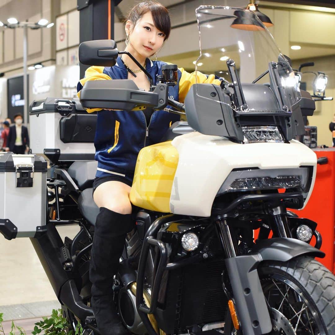 紺野ミクさんのインスタグラム写真 - (紺野ミクInstagram)「バイクデートの季節だね☺️💕どこ連れてってくれる？それともあたしの後ろに乗る？🌸🏍 . . Let's go on a motorcycle date🥰🖤🏍 . #フリーモデル #東京モーターサイクルショー  #東京ビッグサイト #kawasaki #triumph  #BMW #honda  #suzuki #ハーレーダビッドソン  #URAL  #yamaha #バイク  #mortercycle  #撮影会 #作品撮り #エロ #モデル pretty #model #japanesegirl #portrait #portraits_ig #gravure #asianbeauty #instadaily #섹시 #셀카」4月5日 2時57分 - konnomiku