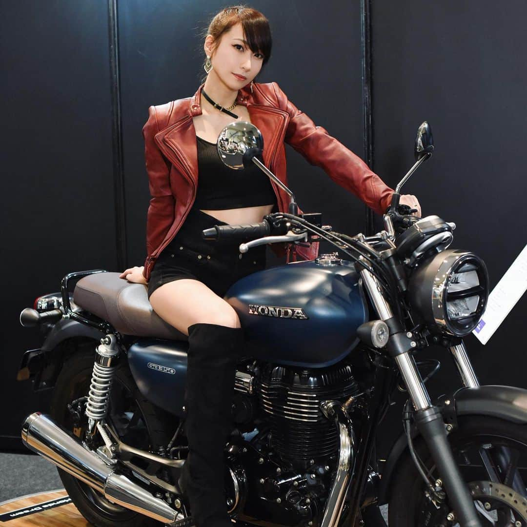 紺野ミクさんのインスタグラム写真 - (紺野ミクInstagram)「バイクデートの季節だね☺️💕どこ連れてってくれる？それともあたしの後ろに乗る？🌸🏍 . . Let's go on a motorcycle date🥰🖤🏍 . #フリーモデル #東京モーターサイクルショー  #東京ビッグサイト #kawasaki #triumph  #BMW #honda  #suzuki #ハーレーダビッドソン  #URAL  #yamaha #バイク  #mortercycle  #撮影会 #作品撮り #エロ #モデル pretty #model #japanesegirl #portrait #portraits_ig #gravure #asianbeauty #instadaily #섹시 #셀카」4月5日 2時57分 - konnomiku