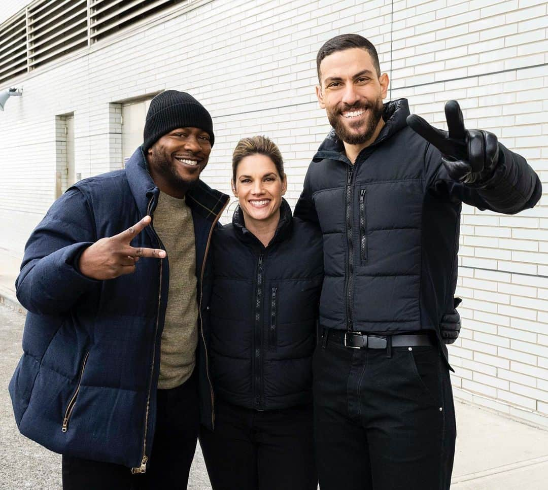 エドウィン・ホッジのインスタグラム：「It all goes down tonight!! Don’t miss the 3 hour @fbicbs crossover on @cbstv 🔥🔥」