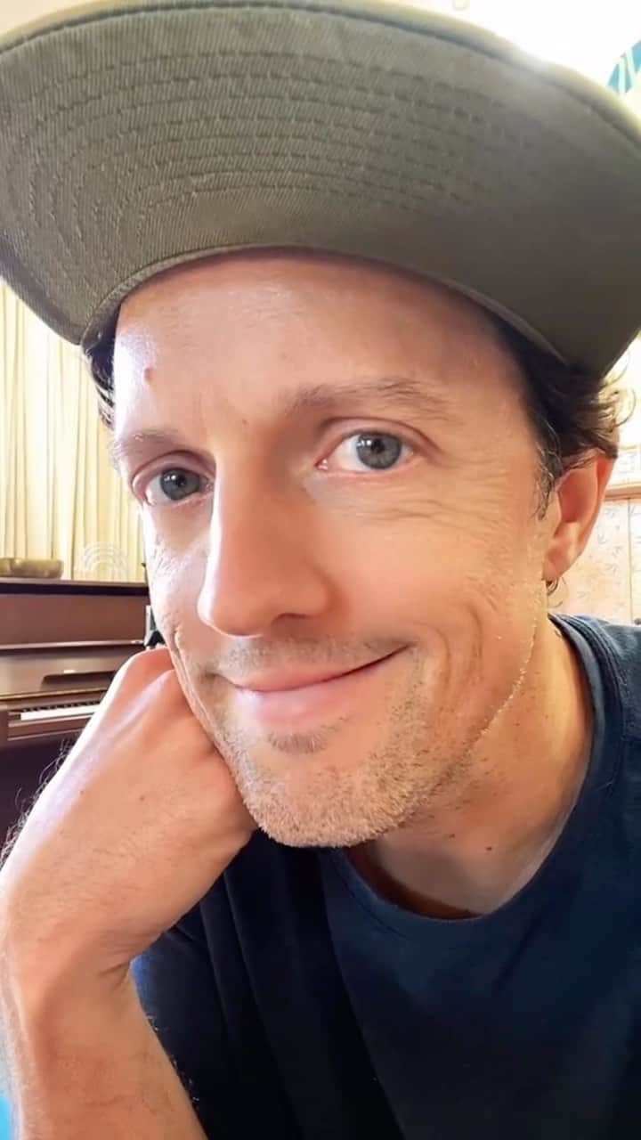 ジェイソン・ムラーズのインスタグラム：「Living your dream is hard work… but You Might Like It (out now) ✨#BehindTheSong」