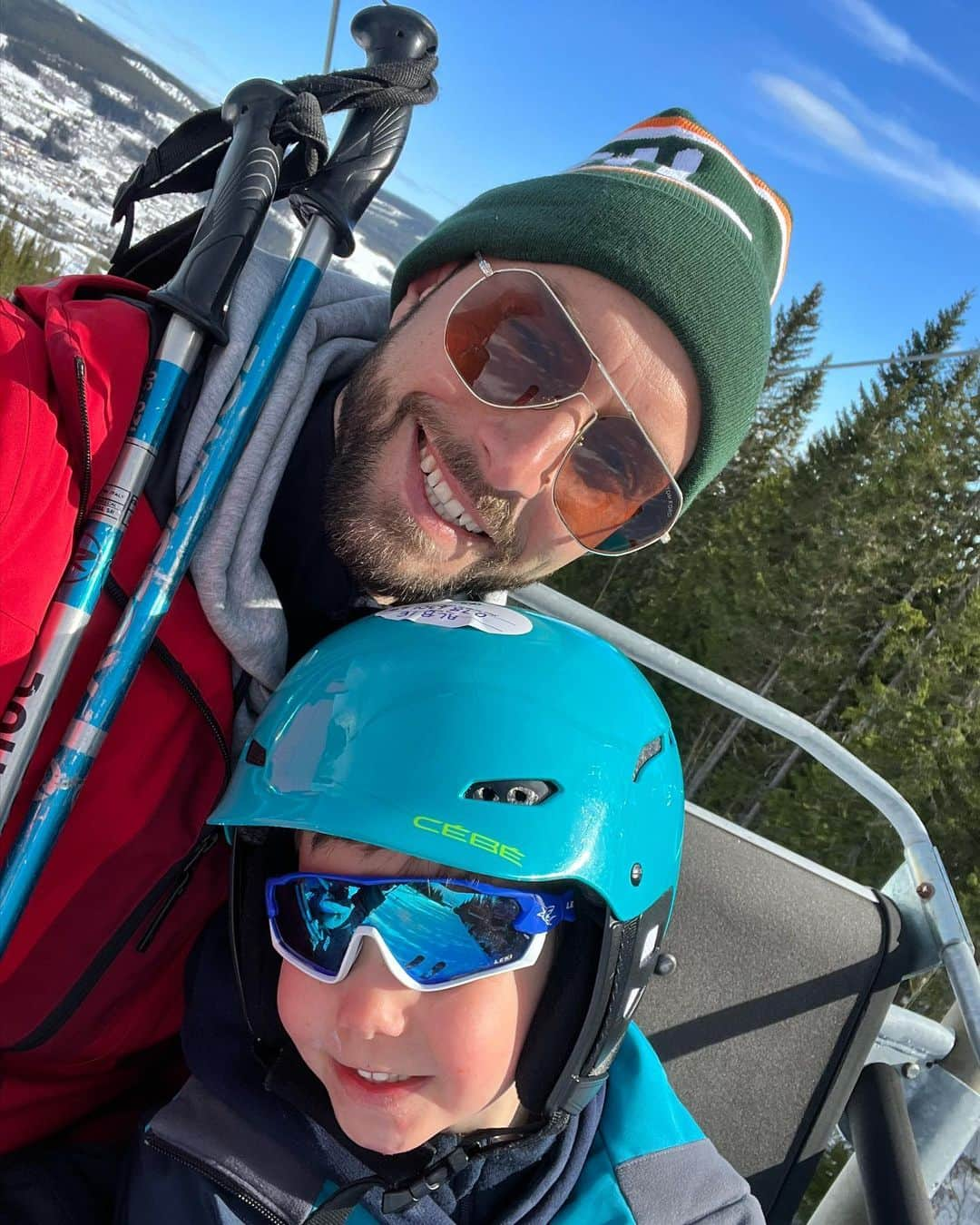 モンス・セルメルローのインスタグラム：「Yes a skiing holiday with three kids isn’t the easiest but this is BY FAR the best one we’ve done. Trysil delivers on everything this year - weather, snow, ski school, @radissonblutrysil , food, company and bowling. Plus 2/3 kids and a wife actually enjoying skiing! Absolute dream!  @skistartrysil」