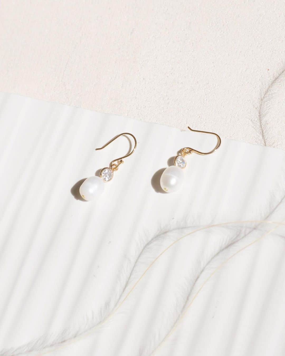 セレフィーナさんのインスタグラム写真 - (セレフィーナInstagram)「Dainty Pearl Earrings  • Freshwater Pearls • 14K Gold plated • Cubic Zirconia 0.5" L」4月5日 3時20分 - serefinajewelry