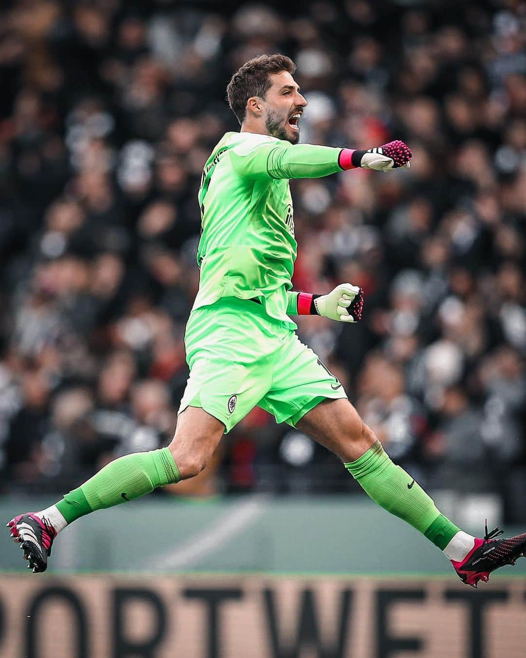 ケヴィン・トラップさんのインスタグラム写真 - (ケヴィン・トラップInstagram)「@dfb_pokal Semifinals!!! Strong performance and kept the clean sheet!!  Let‘s continue that way 👊🦅」4月5日 3時34分 - kevintrapp