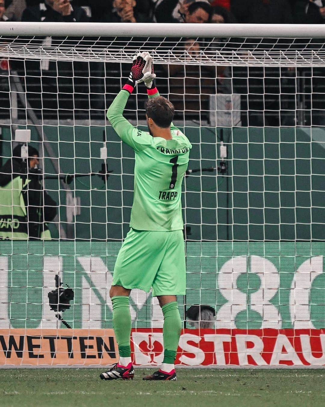 ケヴィン・トラップさんのインスタグラム写真 - (ケヴィン・トラップInstagram)「@dfb_pokal Semifinals!!! Strong performance and kept the clean sheet!!  Let‘s continue that way 👊🦅」4月5日 3時34分 - kevintrapp