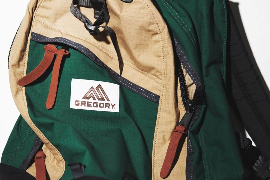 GREGORYのインスタグラム：「【COVER ALL OF GREGORY】 グレゴリーにまつわるモノ、ヒト、コト。  “アーシーな配色はあらゆるコーディネートに馴染みつつ、しっかりと主張してくれる絶妙な仕上がり。奇をてらっていないけれど、個性を演出できるカラーリングです。生地にはヴィンテージのマウンテンパーカからインスピレーションを得たコットンナイロンリップストップが採用され、より軽く、そしてタフな仕上がりになっています。”  #グレゴリー #gregory #gregorypacks  #デイパック」