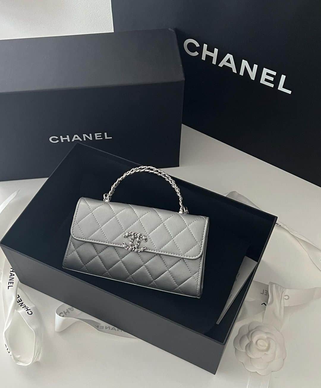 河崎みーなのインスタグラム：「@chanelofficial 🖤  2個目のCHANELちゃんはall silverな所に惹かれて衝動買いしてしまいました。死ぬまで大切に使います🖤 . . . .」