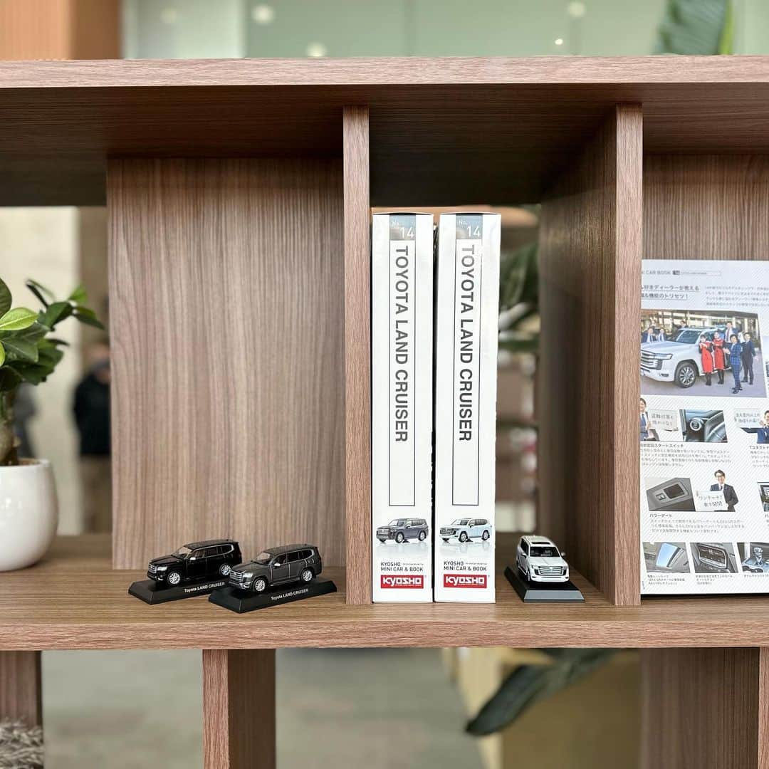 kyosho_official_minicar toysさんのインスタグラム写真 - (kyosho_official_minicar toysInstagram)「KYOSHO MINI CAR & BOOK No.14 トヨタ ランドクルーザー  ファミリーマートの一部店舗で発売中！ 「取扱店舗リストを更新しました！」 詳細はプロフィール欄にあるサイトでご確認ください。  ブラック、グレーメタリックは京商オンラインサイトで発売中！  Japan Market Only #京商 #ファミリーマート #ミニカー #ランドクルーザー #ランクル #ランドクルーザー300 #オフロード #アウトドア #四駆 #ランクル300 #ランクルのある生活 #ランクルのある風景 #四駆のある生活  #kyosho #kyoshominicarbook #toyota #landcruiser300 #landcruiser #suv #offroad #toyota #4x4 #4wd #4x4offroad #offroadadventure #jdm @gtoyota_com」4月4日 18時35分 - kyosho_official_minicar_toys