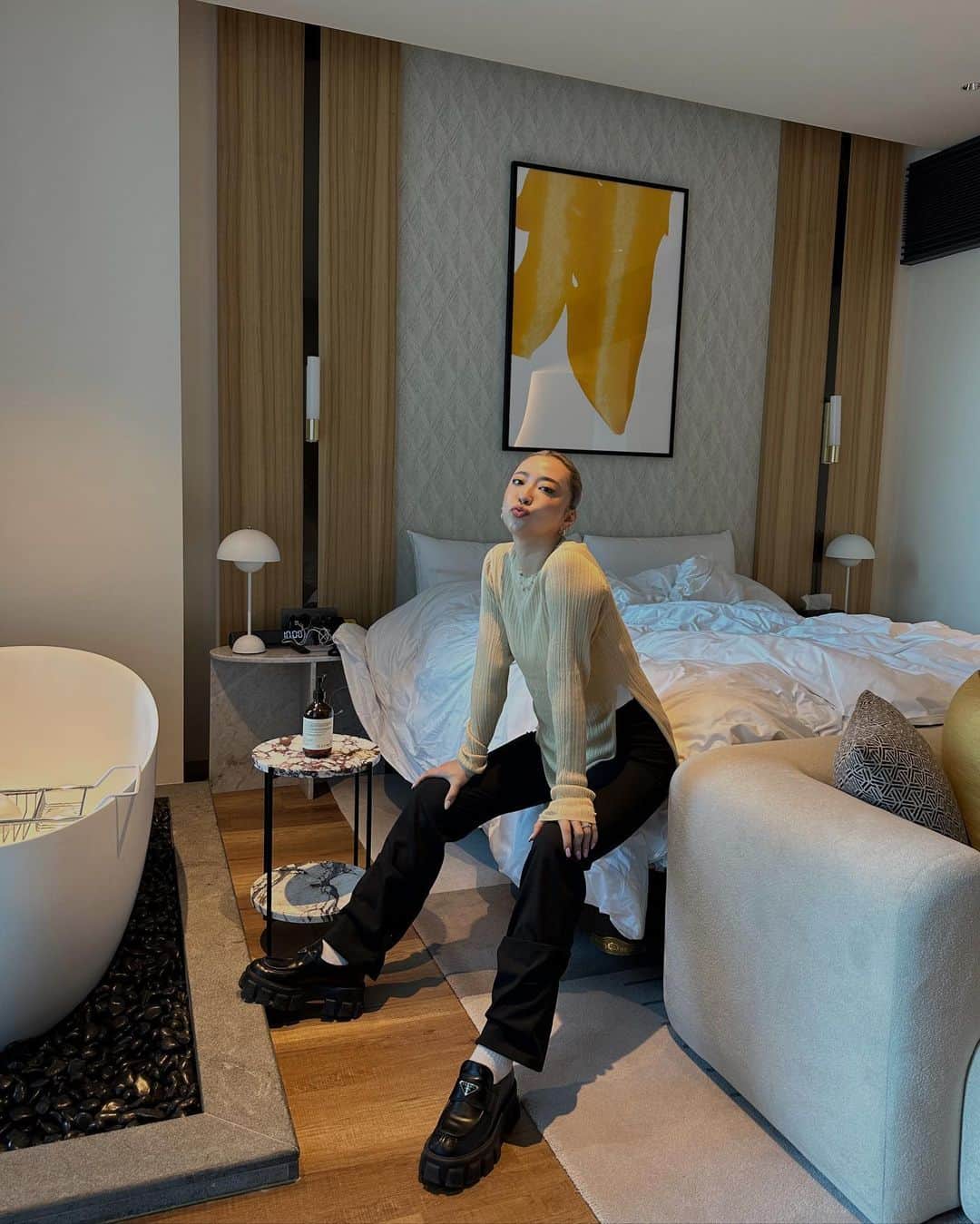 植野有砂のインスタグラム：「Stayed at @voco_seoul again this time 💕 the best location and simple, clean and cute decor 🌷韓国ではまたvocoに泊まったよ！新しくて綺麗でなんといってもロケーションが完璧！！次もまた泊まりたいなー色々周りのお店も覚えたし😋🖤 #韓国ホテル」