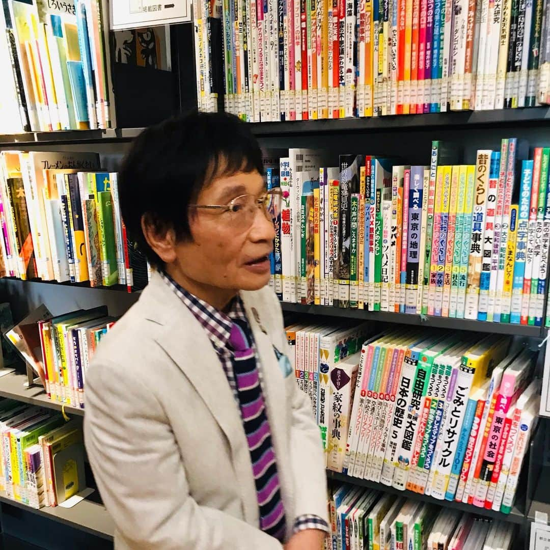 尾木直樹さんのインスタグラム写真 - (尾木直樹Instagram)「今日は西国分寺にある「都立多摩図書館」を訪問。こちらは日本一の蔵書数を誇る「東京マガジンバンク」と、こどもの読書活動の支援・推進を行っている図書館です。創刊号コレクションが素晴らしく、雑誌だけでも約8,200タイトルを所蔵！まだ建設7年目、新しく開放的なのがいいですね♪こちらでも名誉館長就任を花束贈呈でお祝い頂きました💐絵本の選び方や司書さん界隈では有名な挿し絵の違い等、いろいろ教えてもらいました。こどもたちもたくさん来ていて、楽しそうに読書していました📖まるで「こどものお城」ですね！みなさんも是非足を運んで下さいね！！ - #東京都立多摩図書館 #名誉館長 #尾木ママ #就任 #東京マガジンバンク #創刊号コレクション #子どもの読書活動推進 #学校への支援#中高生向け #本多数 #こどものへや #あるよ #本を読みに #図書館へ行こう」4月4日 18時36分 - oginaoki_ogimama