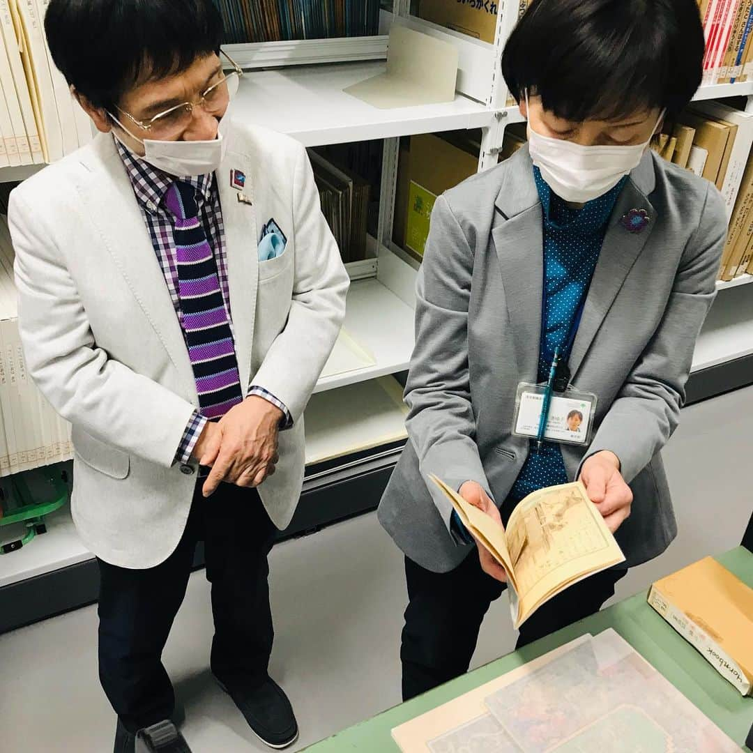 尾木直樹さんのインスタグラム写真 - (尾木直樹Instagram)「今日は西国分寺にある「都立多摩図書館」を訪問。こちらは日本一の蔵書数を誇る「東京マガジンバンク」と、こどもの読書活動の支援・推進を行っている図書館です。創刊号コレクションが素晴らしく、雑誌だけでも約8,200タイトルを所蔵！まだ建設7年目、新しく開放的なのがいいですね♪こちらでも名誉館長就任を花束贈呈でお祝い頂きました💐絵本の選び方や司書さん界隈では有名な挿し絵の違い等、いろいろ教えてもらいました。こどもたちもたくさん来ていて、楽しそうに読書していました📖まるで「こどものお城」ですね！みなさんも是非足を運んで下さいね！！ - #東京都立多摩図書館 #名誉館長 #尾木ママ #就任 #東京マガジンバンク #創刊号コレクション #子どもの読書活動推進 #学校への支援#中高生向け #本多数 #こどものへや #あるよ #本を読みに #図書館へ行こう」4月4日 18時36分 - oginaoki_ogimama